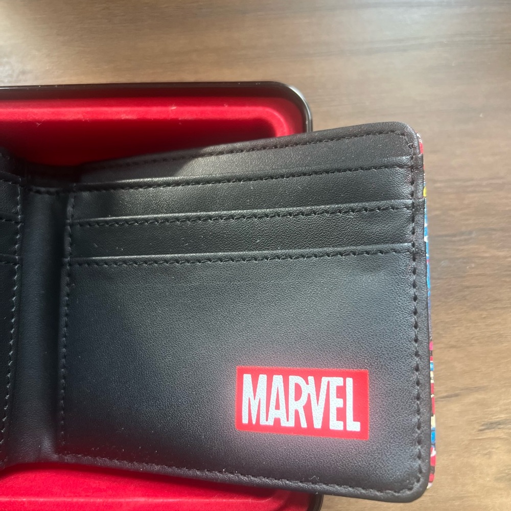 Marvel Captain America Bifold Slimfold Men Wallet In Collectible Tin Case NEW - Picture 3 of 7